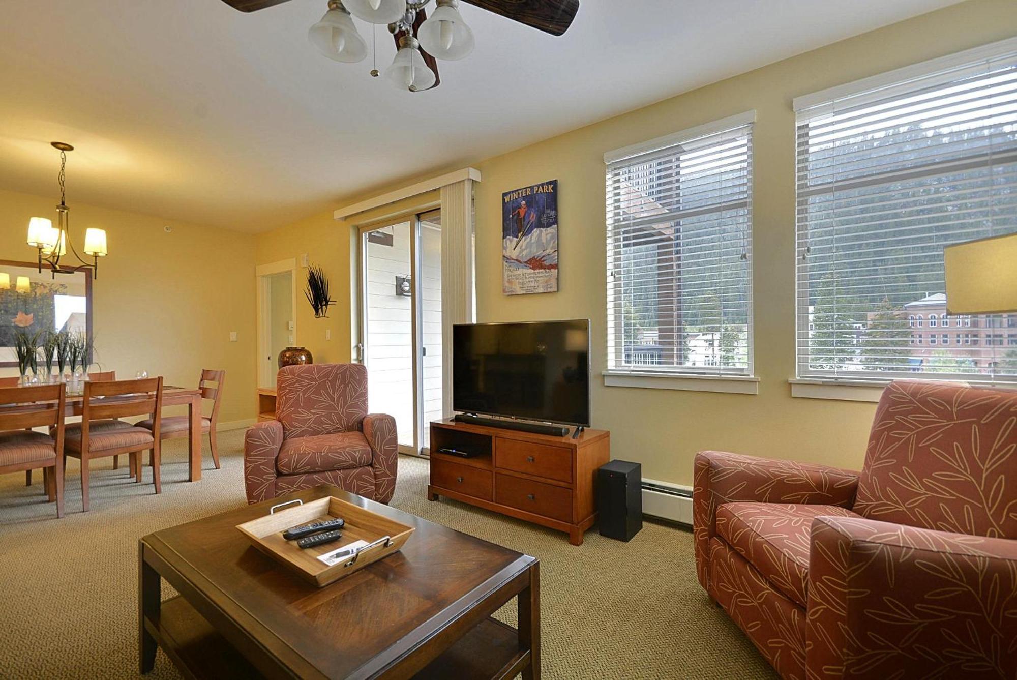 Ski-Out Luxury Condo: Mountain Views & Hot Tub Retreat Winter Park Room photo