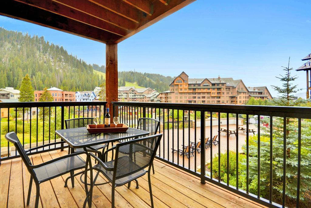 Ski-Out Luxury Condo: Mountain Views & Hot Tub Retreat Winter Park Room photo