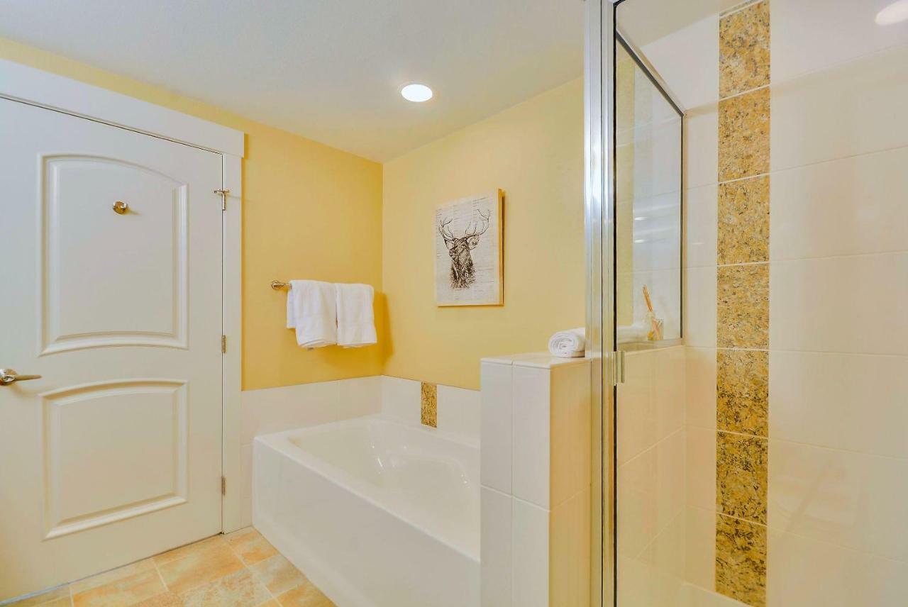 Ski-Out Luxury Condo: Mountain Views & Hot Tub Retreat Winter Park Room photo